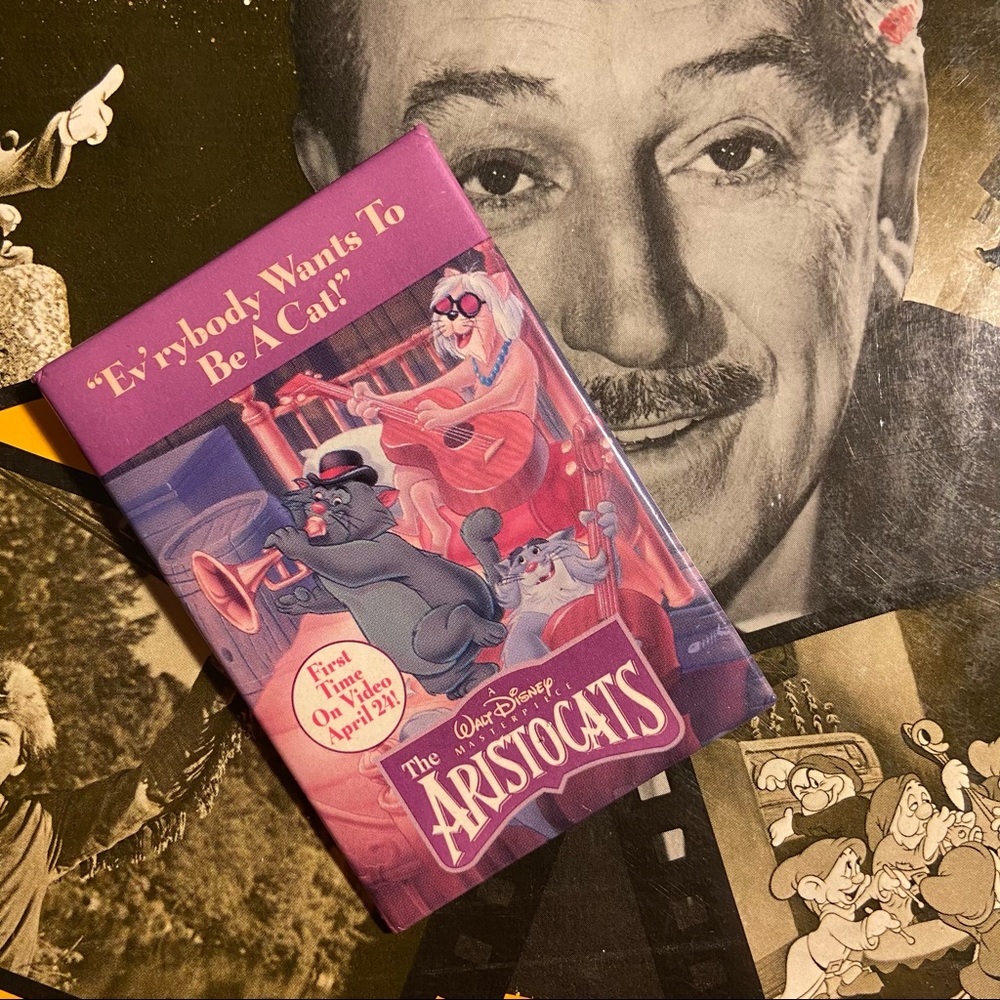 Vintage Disney’s Aristocats video release button